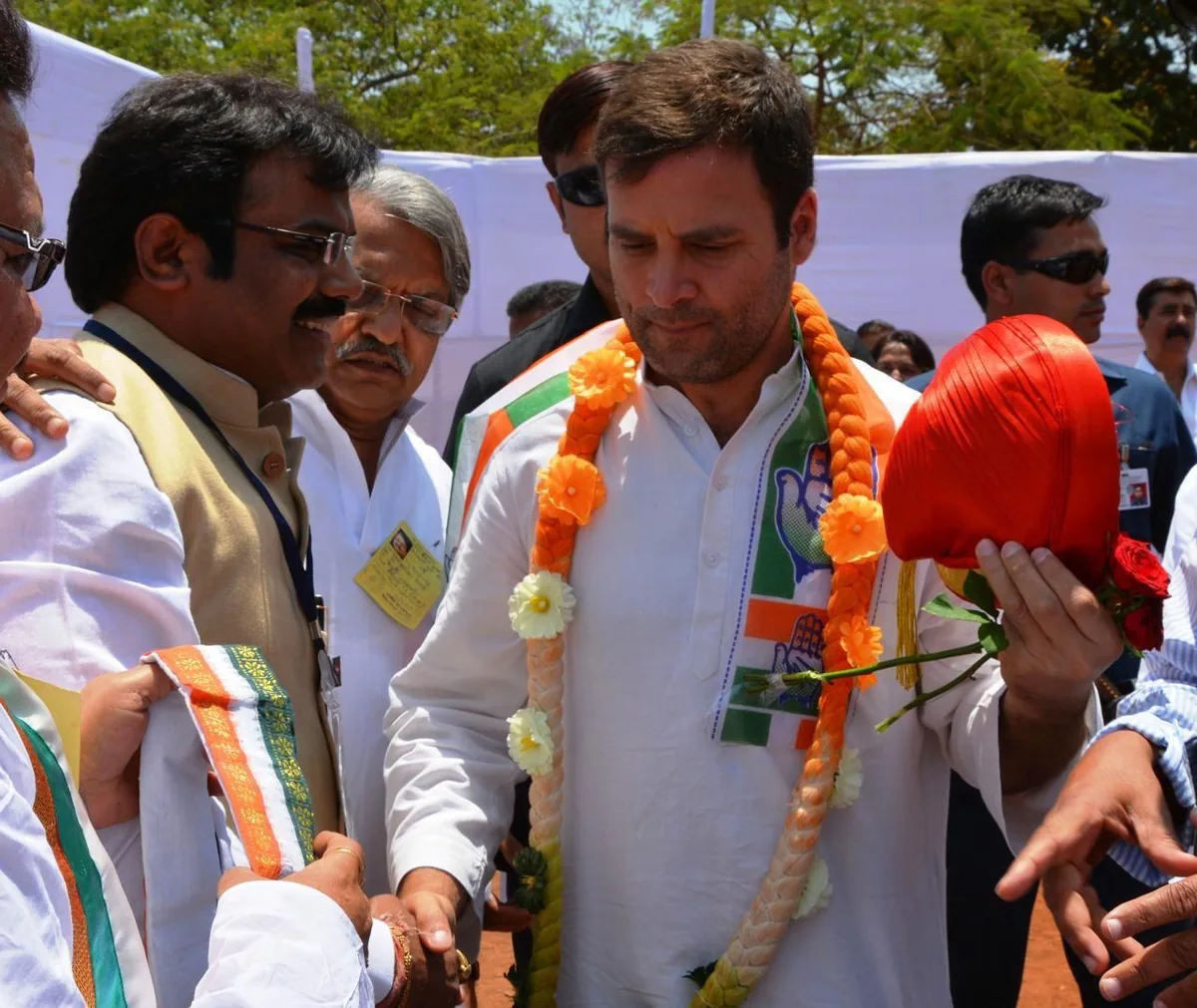Dr. Shivanand Hulyalkar welcoming Shri Rahul Gandhi at a Congress event