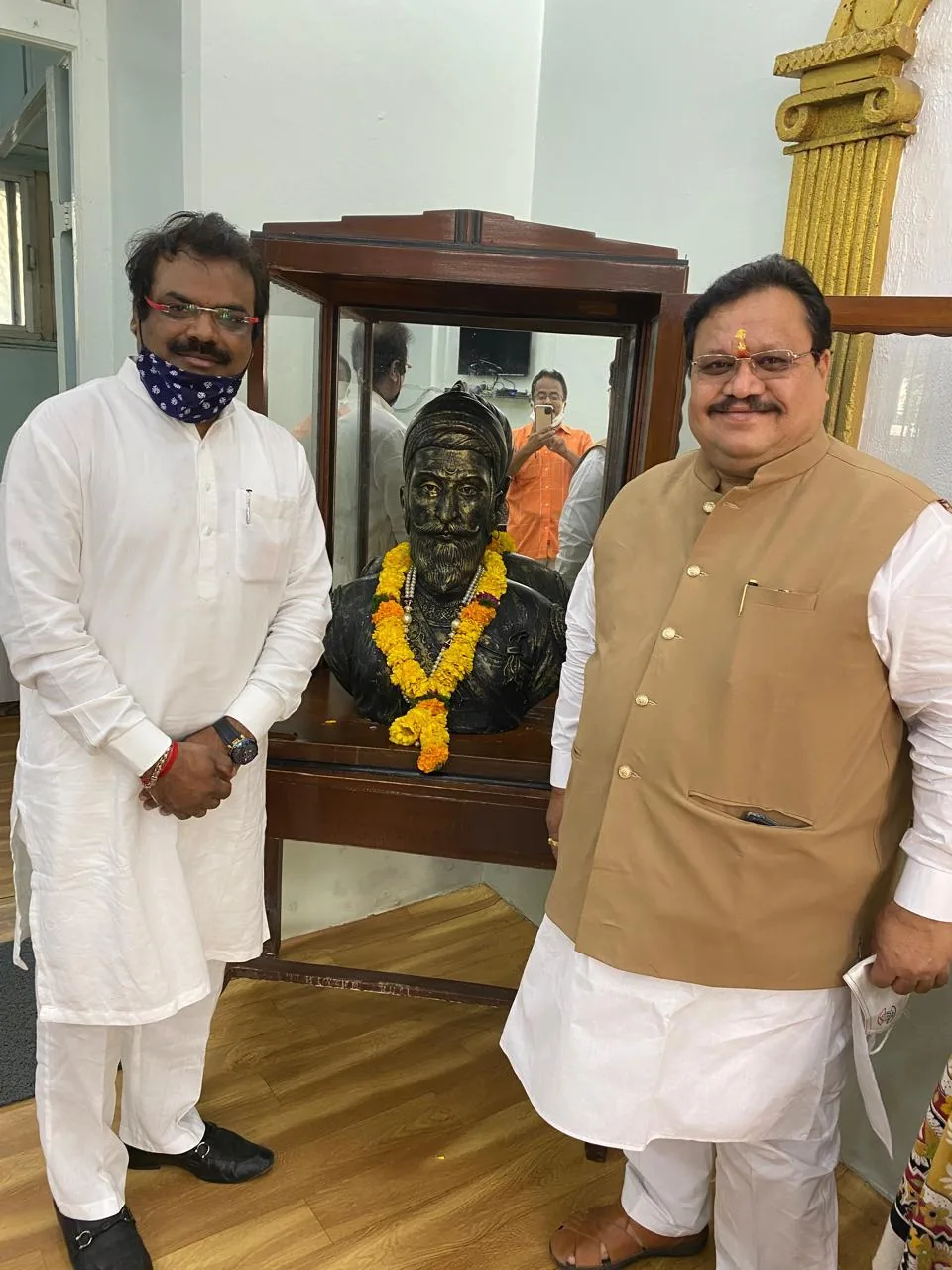 Dr. Shivanand Hulyalkar paying tribute at a bust of Chhatrapati Shivaji Maharaj