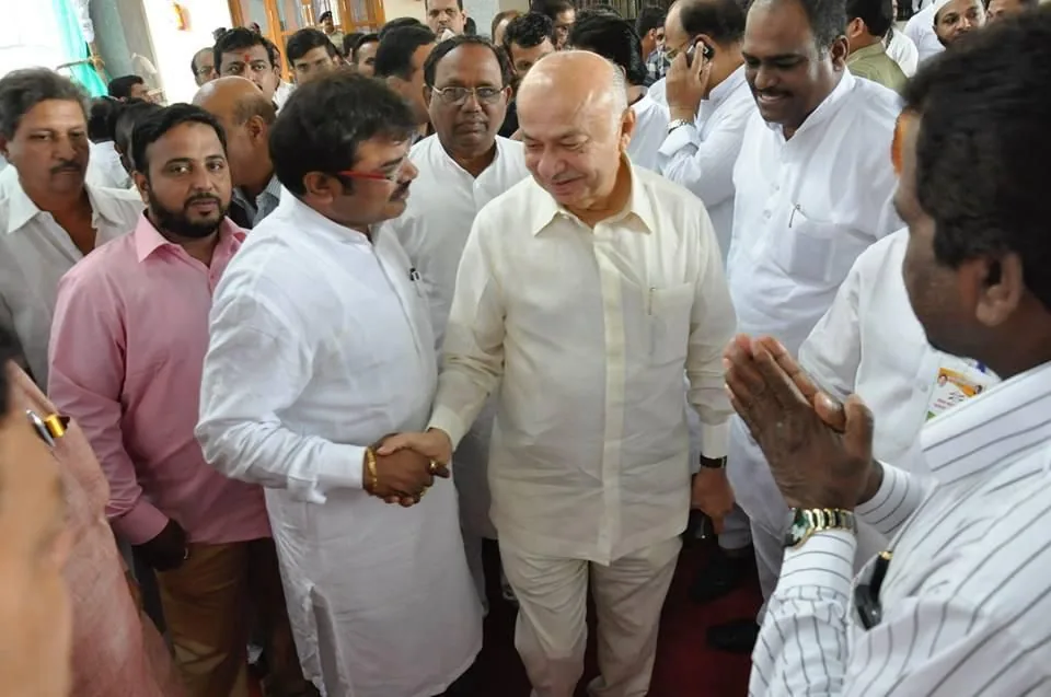 Dr. Shivanand Hulyalkar with Shri Sushilkumar Shinde
